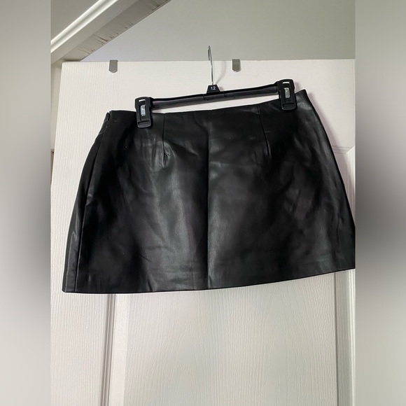 Zara black pleather skirt medium - Picture 4 of 5
